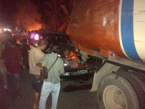 Mobil kijang  bonyok saat menabrakn truk tangki pembawa CPO di Sarolangun